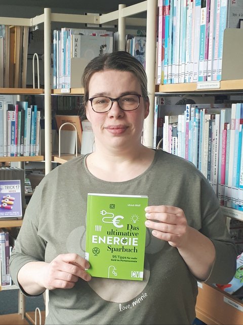 Foto von Iris Joosten mit Buchtipp "Das ultimative Energie-Sparbuch"