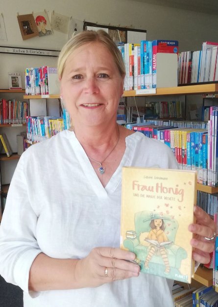 Foto von Sabine Elbers mit Buchtipp